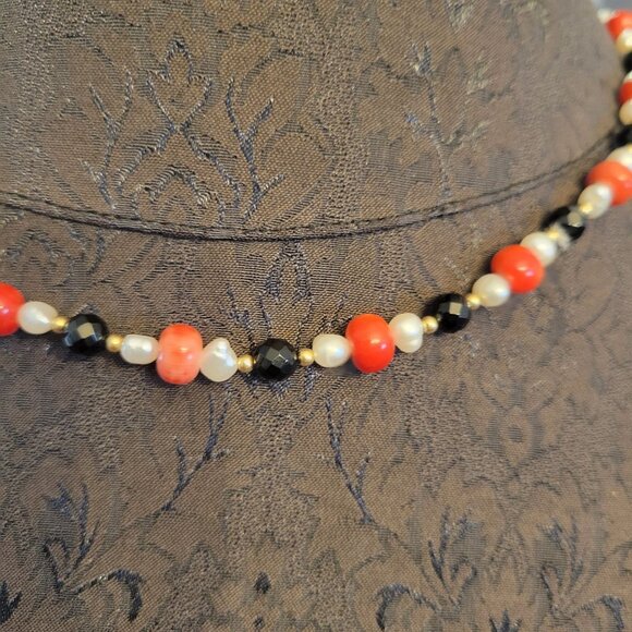 Red & Black Beaded Necklace Freshwater Pearl Accents & Silver Hook Clasp - Picture 2 of 3